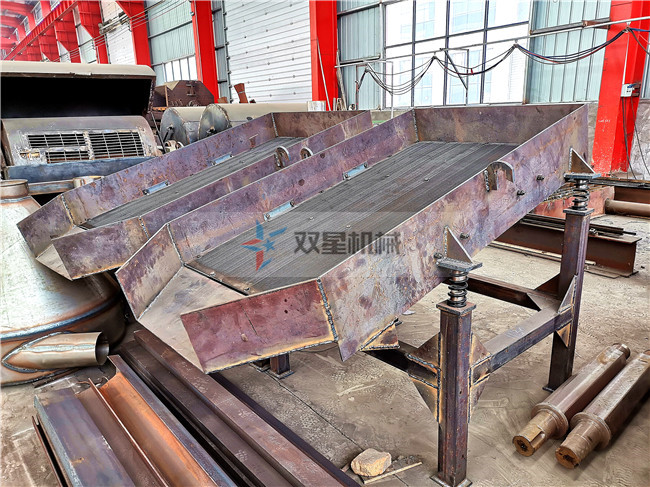 廢鋼破碎機(jī)配件-振動(dòng)篩設(shè)備現(xiàn)場(chǎng)拍攝展示