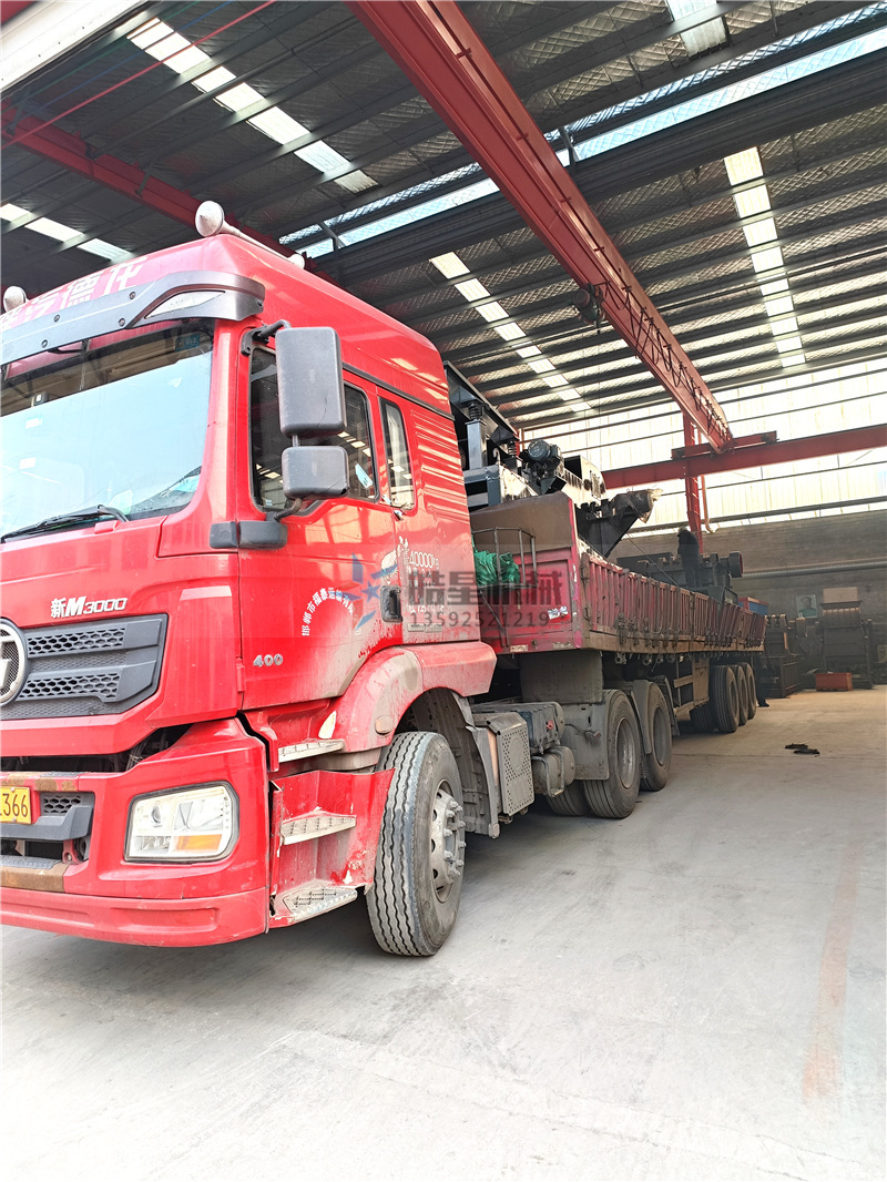 1300<a href='http://www.mikehart.com.cn/feilv/852.html' target='_blank'><span>鋁合金破碎機</span></a>設(shè)備裝車發(fā)貨發(fā)往山東